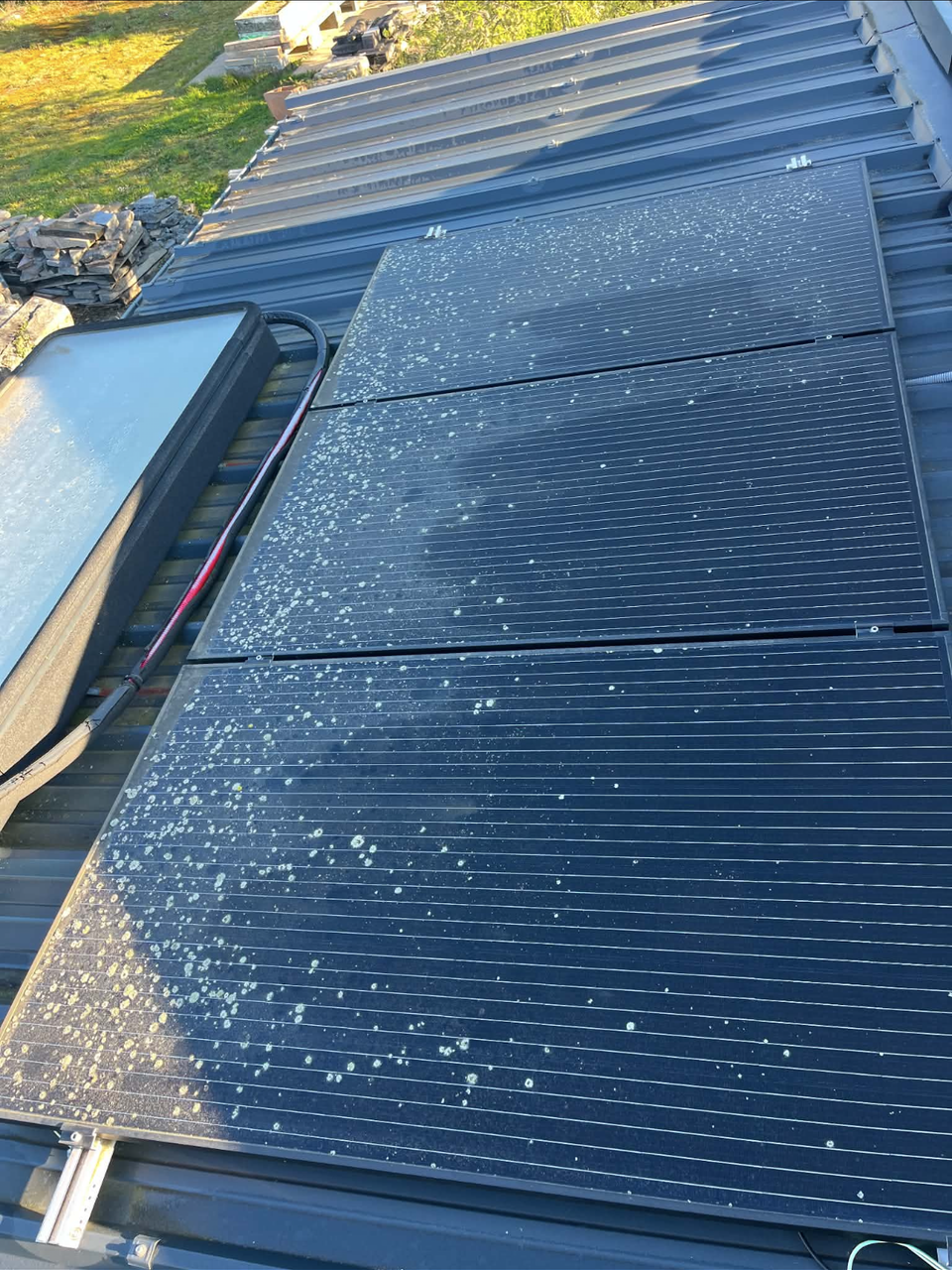 Nettoyage de panneaux solaires à Montois-la-Montagne - avant