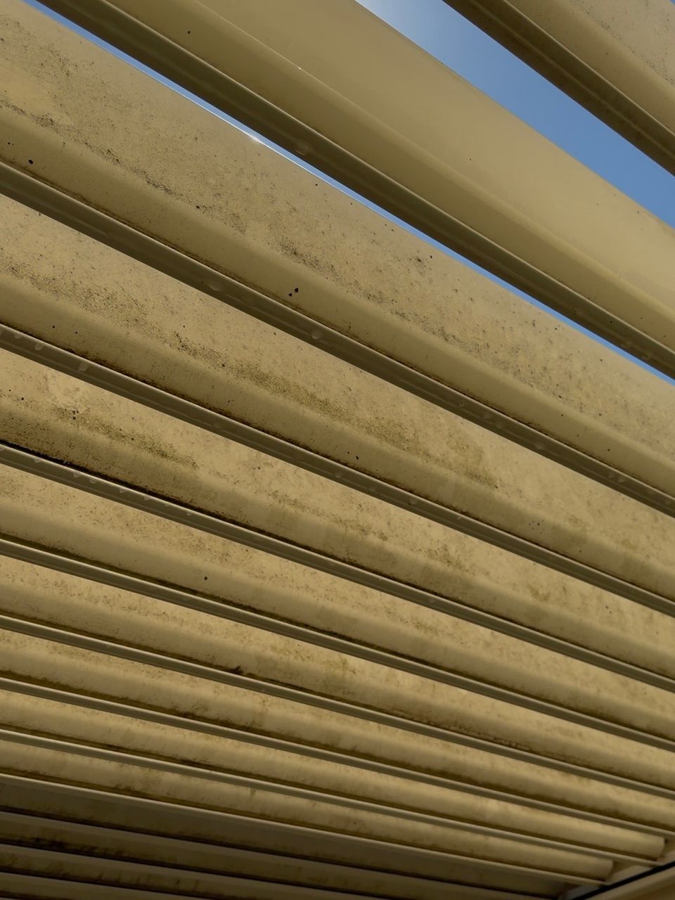 Nettoyage d’une pergola bioclimatique à Pierrevillers - avant