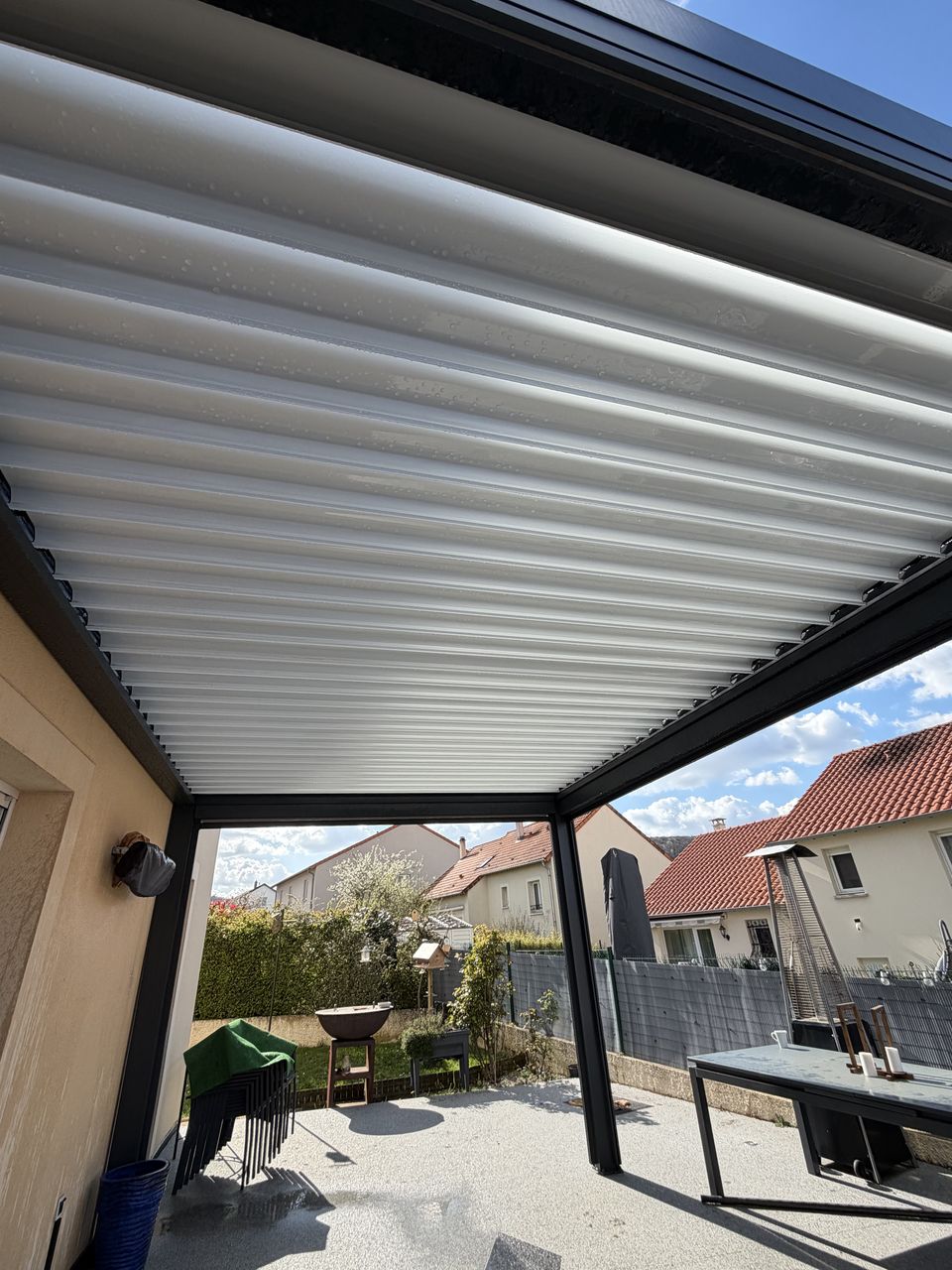 Nettoyage complet et entretien de pergola en aluminium à Marly