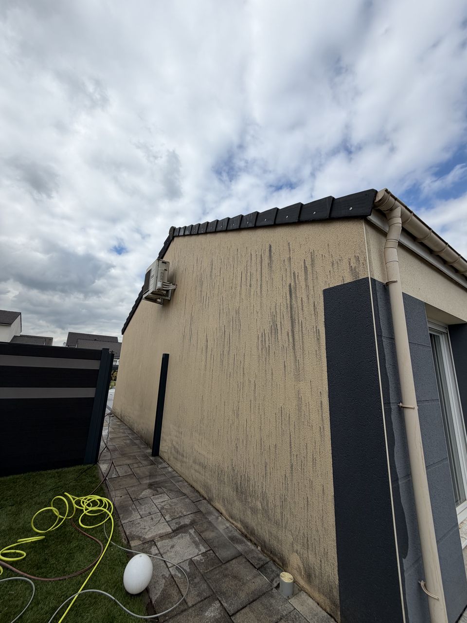 Traitement de décontamination et nettoyage de façade à Marange-Silvange - avant