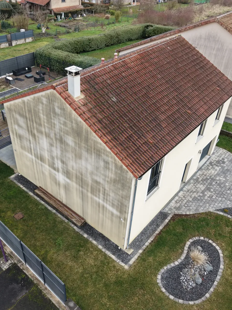 Démoussage et nettoyage de toiture par pulvérisation à Pierrevillers - avant
