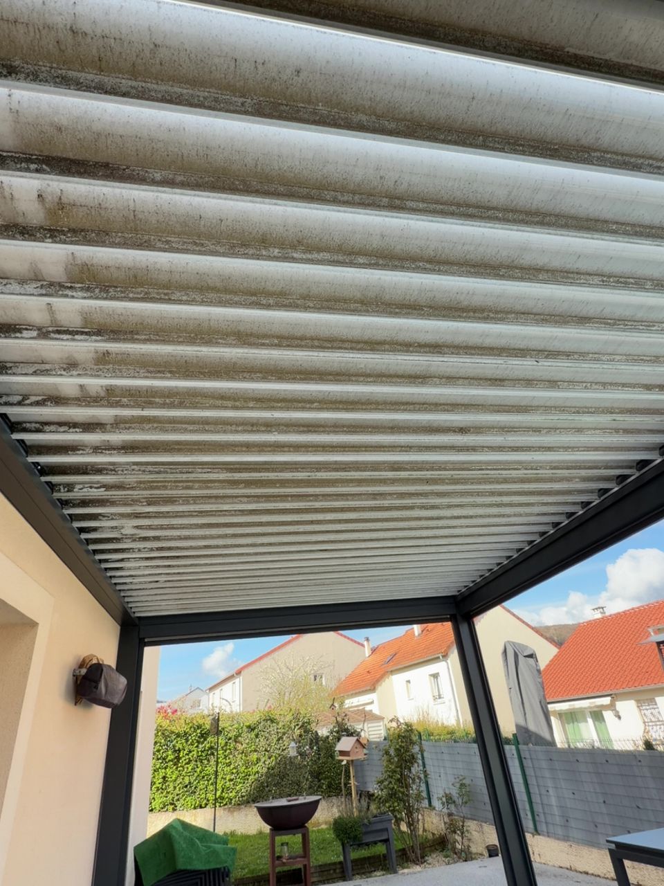 Nettoyage complet et entretien de pergola en aluminium à Marly - avant