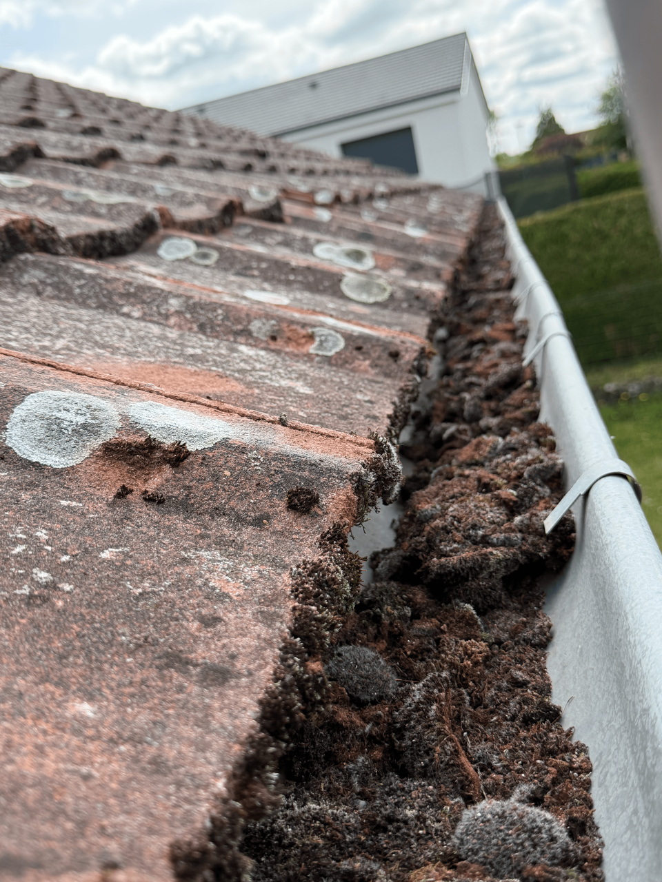 Nettoyage et débouchage de gouttières par aspiration à Lorry-lès-Metz - avant