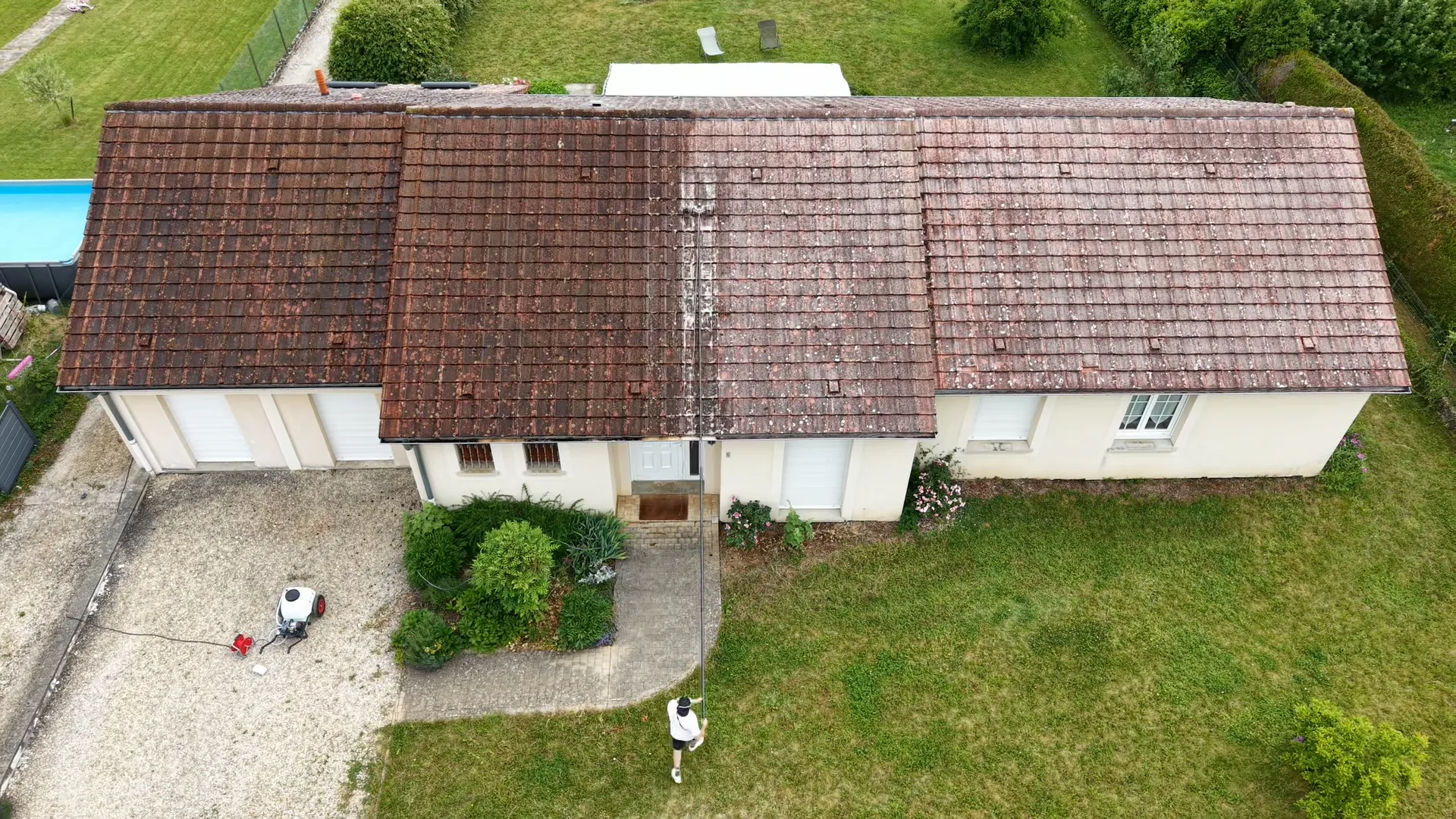 Vue aérienne par drone d'une toiture en tuiles envahie de lichens, de mousses - Lorry-lès-Metz durant l'intervention de Drone Net Services