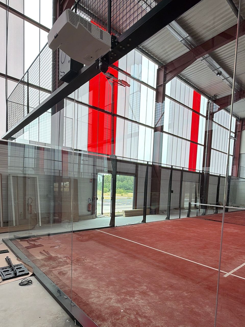 Nettoyage complet et remise en état de l'ensemble des vitreries du Royal Padel Club à Porcelette