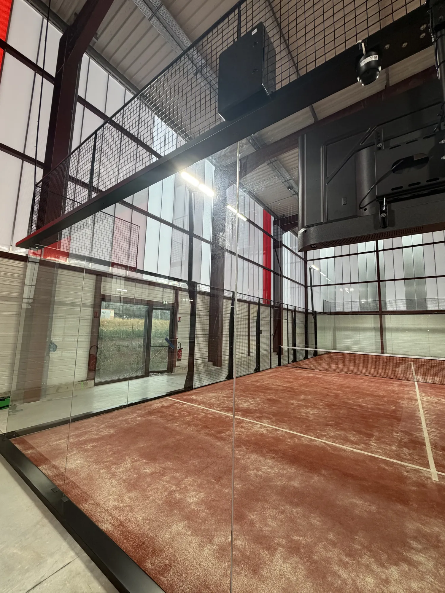 photo avant un nettoyage de terrain de padel par drone net services entreprise de nettoyage sur Porcelette