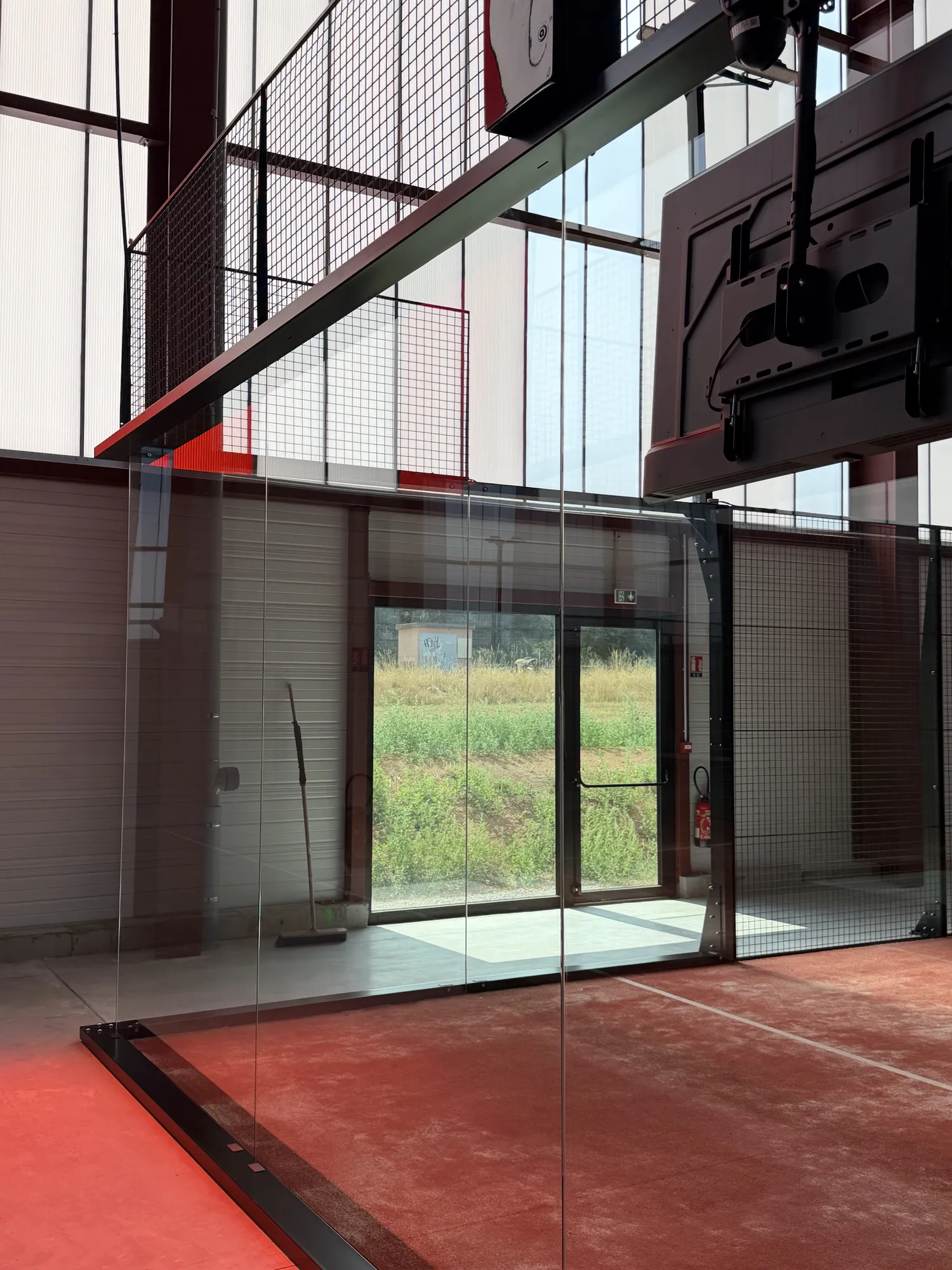 photo avant nettoyage de vitres terrain de padel par drone net services entreprise de nettoyage sur Porcelette