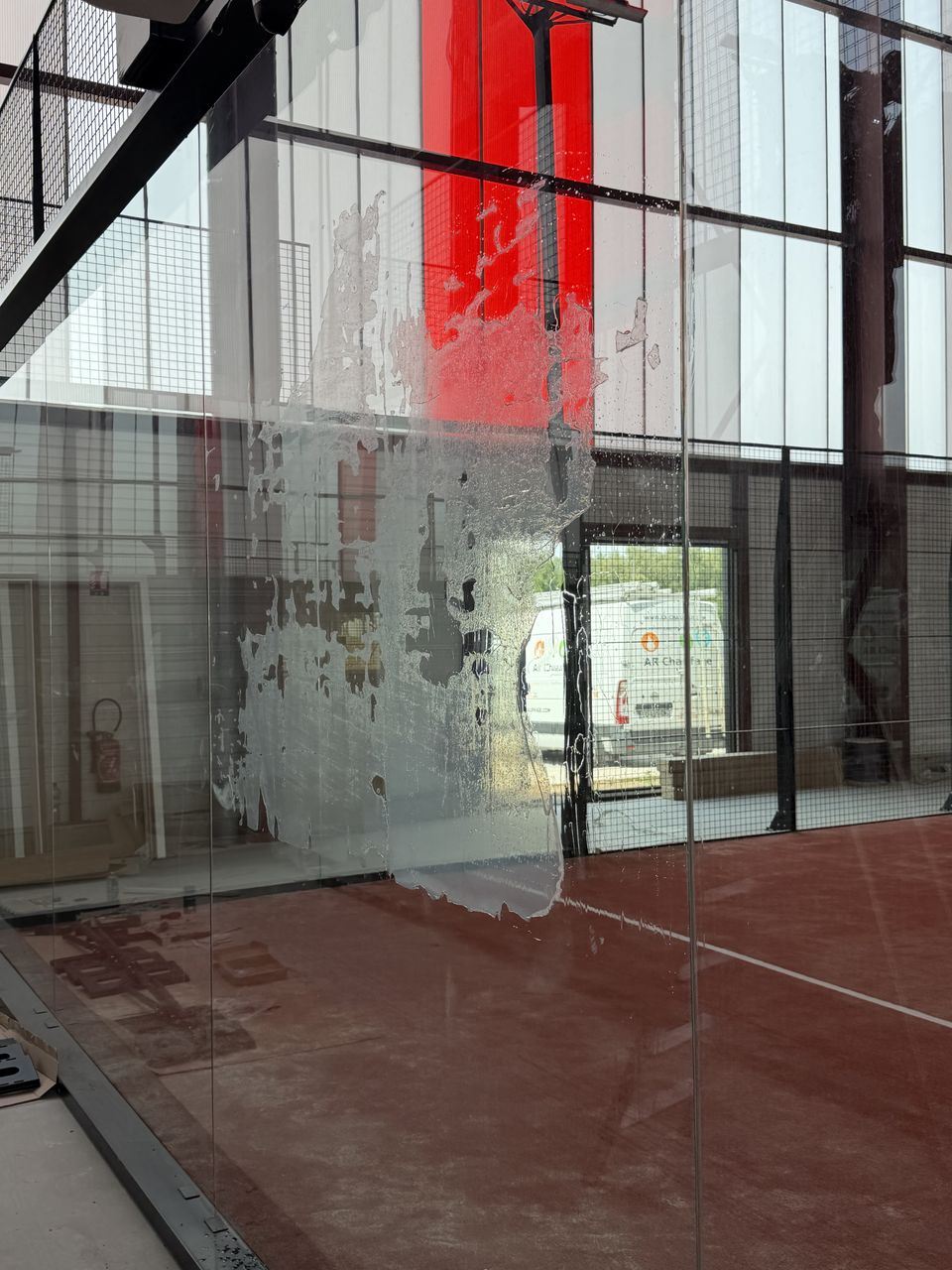 Nettoyage complet et remise en état de l'ensemble des vitreries du Royal Padel Club à Porcelette - avant