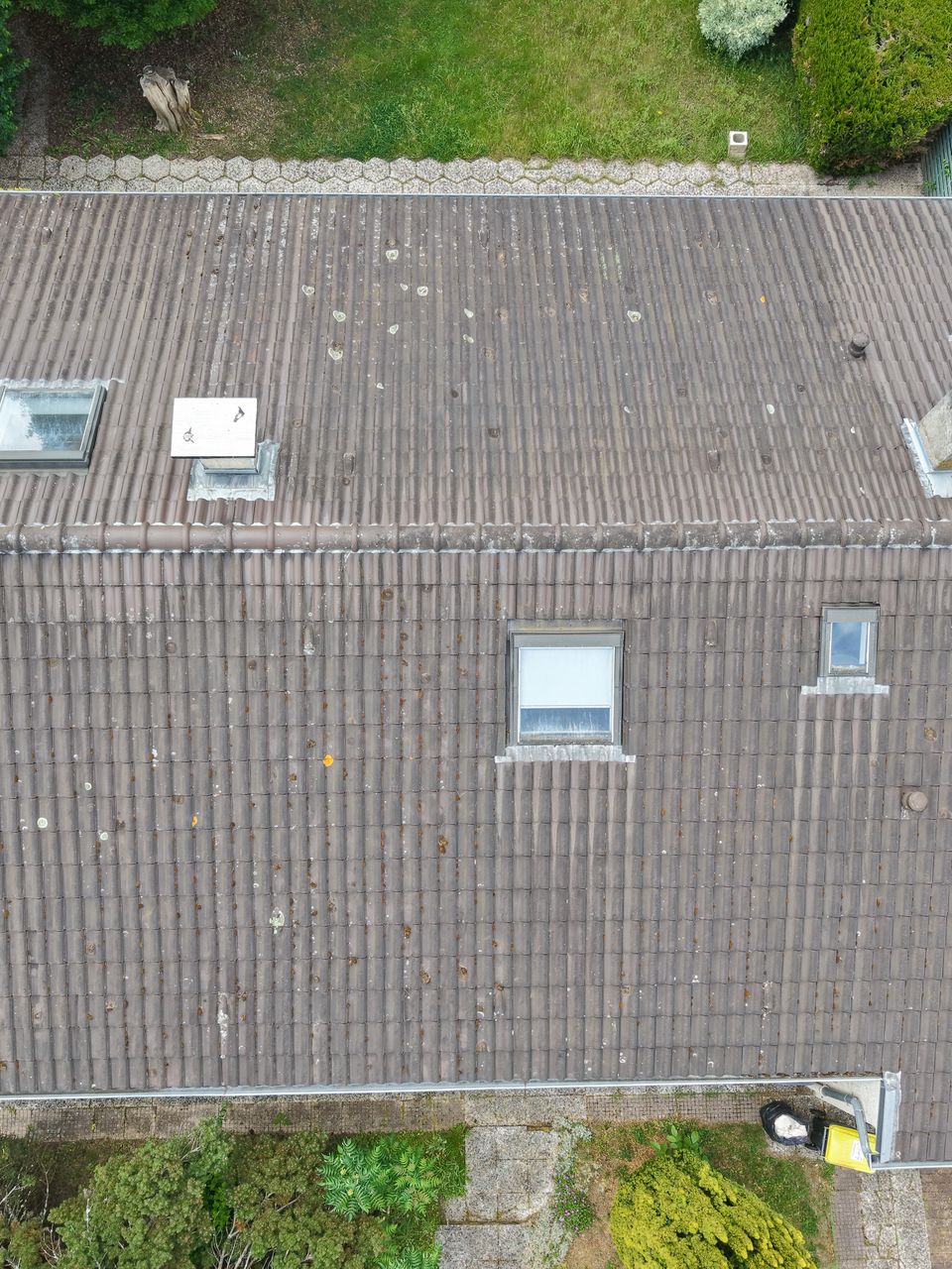photo de la toiture avant démoussage par pulvérisation par drone net services entreprise de nettoyage sur jury