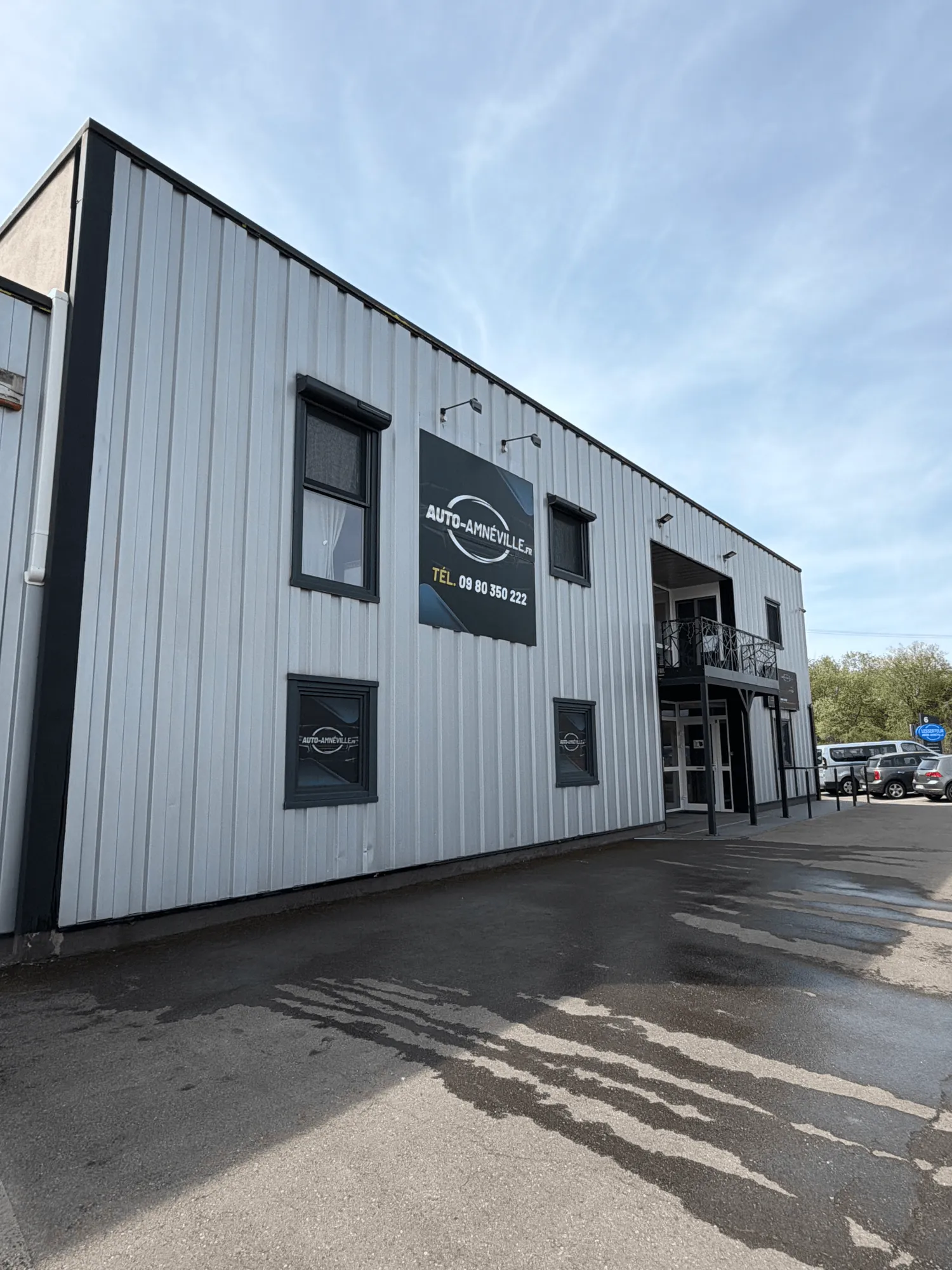 Résultat complet après notre intervention à Amnéville pour ce nettoyage de bardages commerciaux métalliques du Garage Auto Amnéville - Drone Net Services