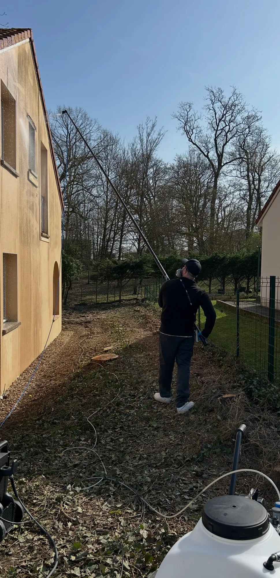 Drone Net Services en intervention : nettoyant un mur extérieur à la perche télescopique basse pression à Lorry-lès-Metz.