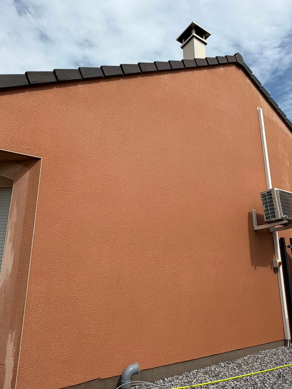 Façade de maison contemporaine propre et débarrassée des traces de pollution à Boulange après traitement - Par Drone Net Services