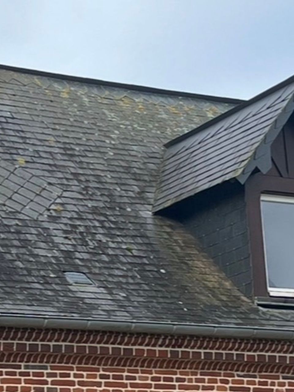Démoussage et traitement de toiture en ardoise à Thionville - avant