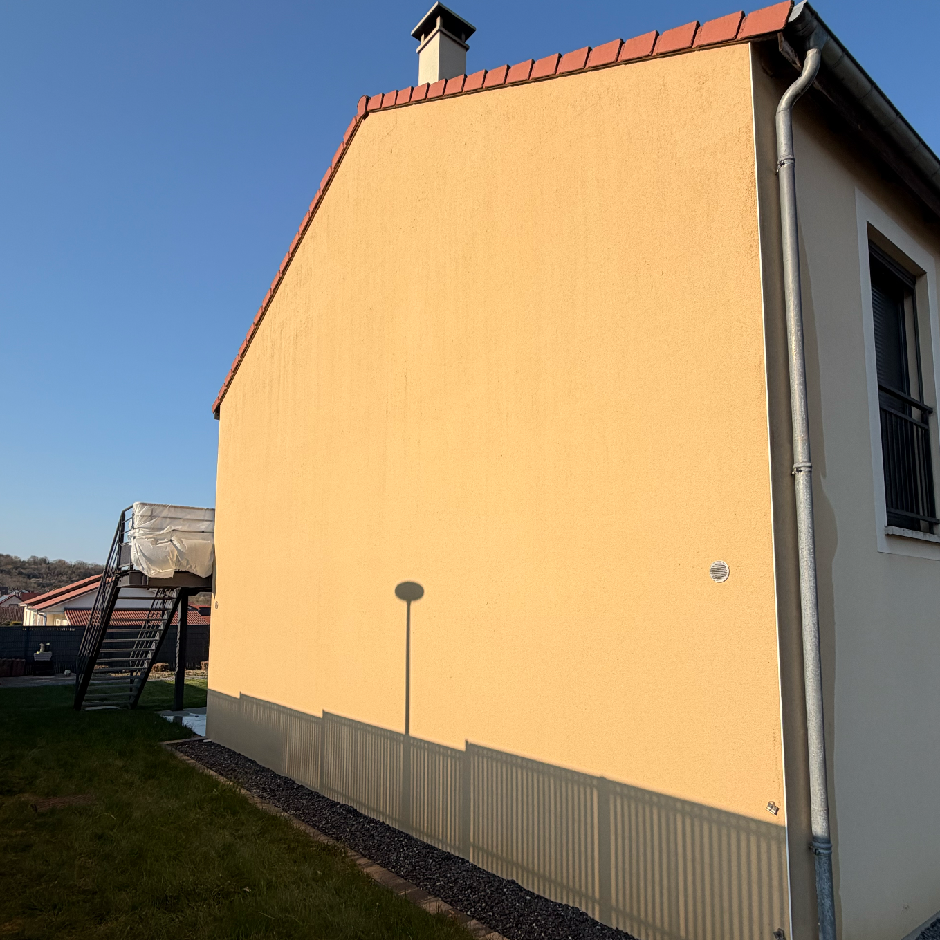 Le démoussage et nettoyage de toiture par drone APRÈS